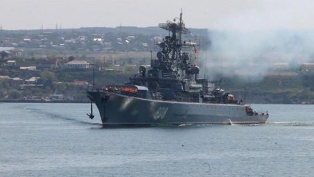 Российский сторожевик взял под контроль корабль ВМС США в Черном море