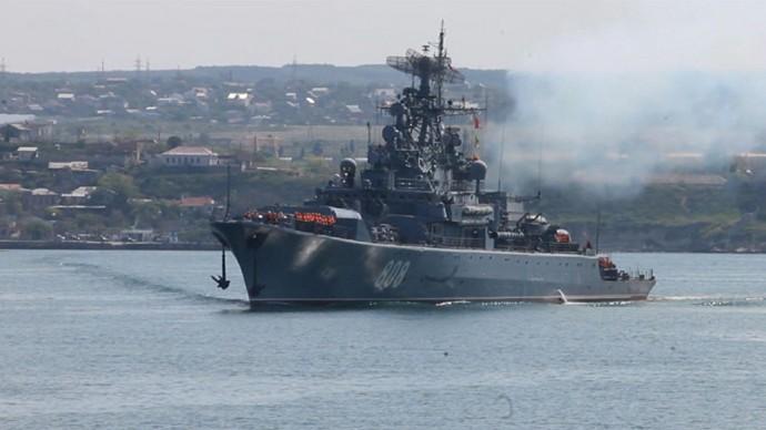 Российский сторожевик взял под контроль корабль ВМС США в Черном море Российский сторожевик взял под контроль корабль ВМС США в Черном море