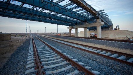 Строители уложили 11 из 38 километров рельсов на ж/д части моста в Крым