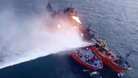 Сохраняется опасность взрыва сжиженного газа на горящих танкерах